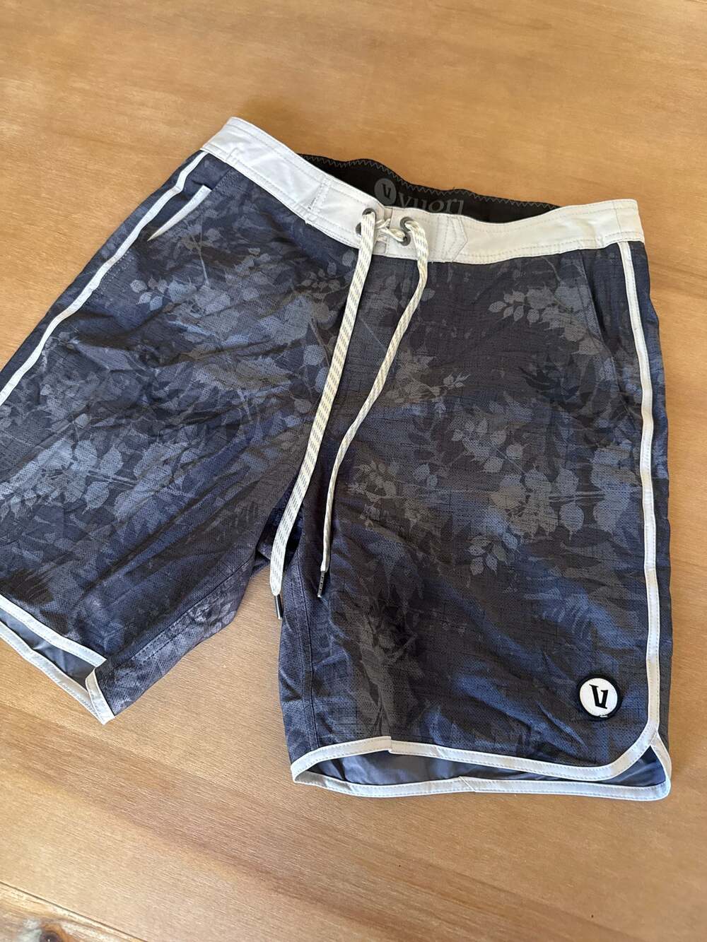 Vuori Cruise Boardshorts 30 Gray White tropical